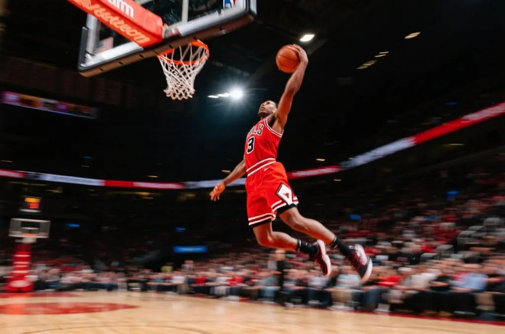 NBA季后赛前瞻：焦点对决分析与咪咕全程直播时间表